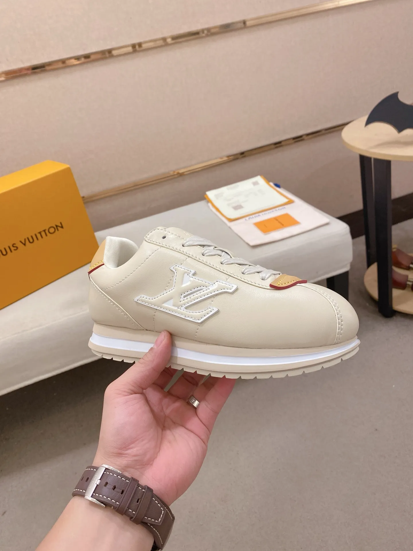 Men's shoes💰: Couple style 700💰LOUIS VUITTON Footint Soccer sneakers‼ ️ The top version, the same sneakers for LV couples. You will look fashionable when you wear them. This Footint Soccer sneaker was unveiled in the 2025 spring and summer series fashion show. The tongue is embellished with the Lvers United badge inspired by the football team. The rubber sole of the foot is decorated with multiple Louis Vuitton logos. The original latest packaging. Fabric: original imported cowhide. Lining: original imported breathable mesh. Foot pad: original injection molding pad. Outsole: original molded T combination outsole. Size: 35-45.